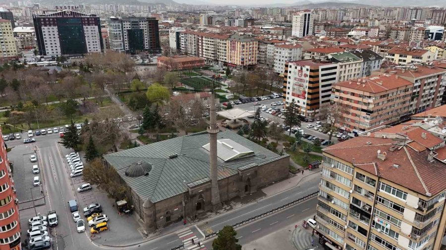 Kayseri’de Vatandaşlar 8 Asırlık Camide İtikafa Girdi