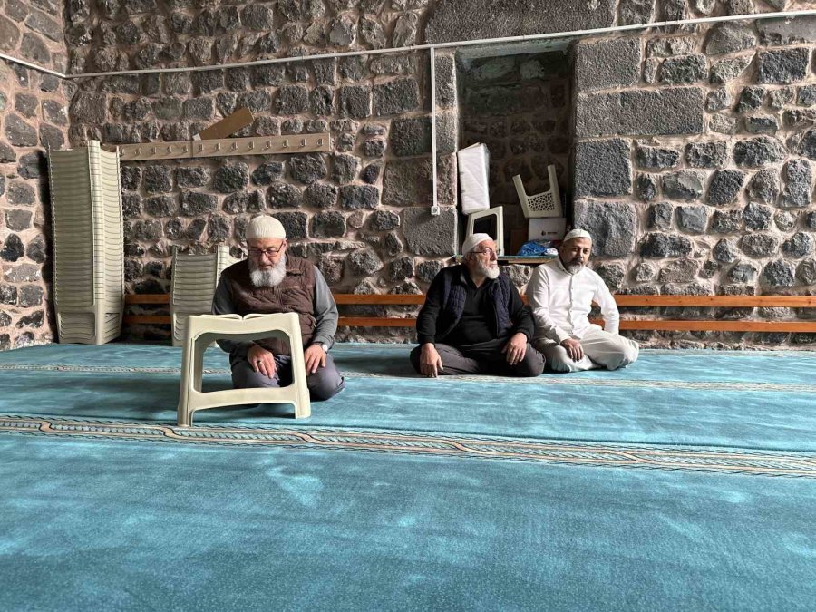 Kayseri’de Vatandaşlar 8 Asırlık Camide İtikafa Girdi