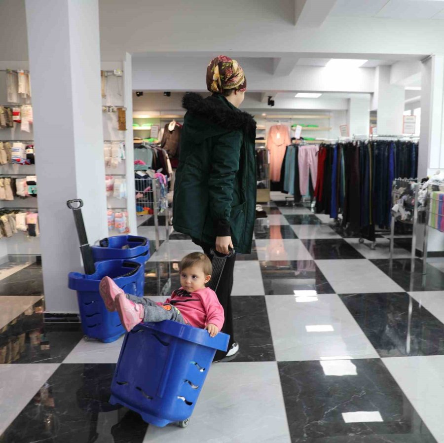 Paranın Geçmediği Mağazada Bayramlık Alışveriş Keyfi