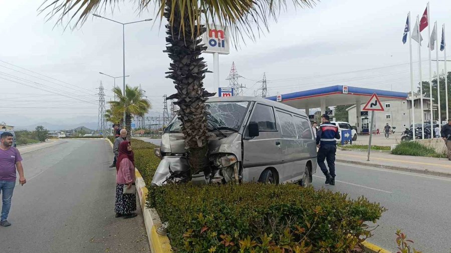 Manavgat’ta Kamyonet Palmiyeye Çarptı: 1 Yaralı
