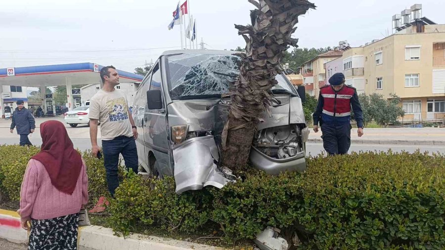 Manavgat’ta Kamyonet Palmiyeye Çarptı: 1 Yaralı