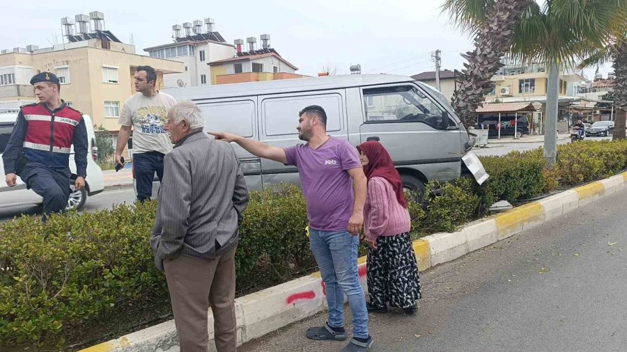 Manavgat’ta Kamyonet Palmiyeye Çarptı: 1 Yaralı