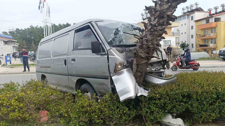 Manavgat’ta Kamyonet Palmiyeye Çarptı: 1 Yaralı