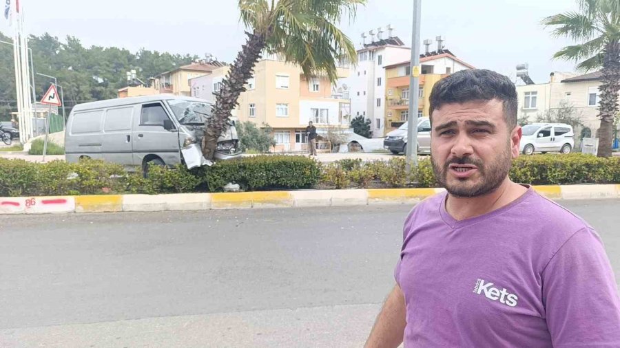 Manavgat’ta Kamyonet Palmiyeye Çarptı: 1 Yaralı