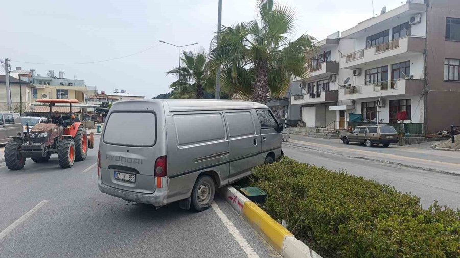 Manavgat’ta Kamyonet Palmiyeye Çarptı: 1 Yaralı