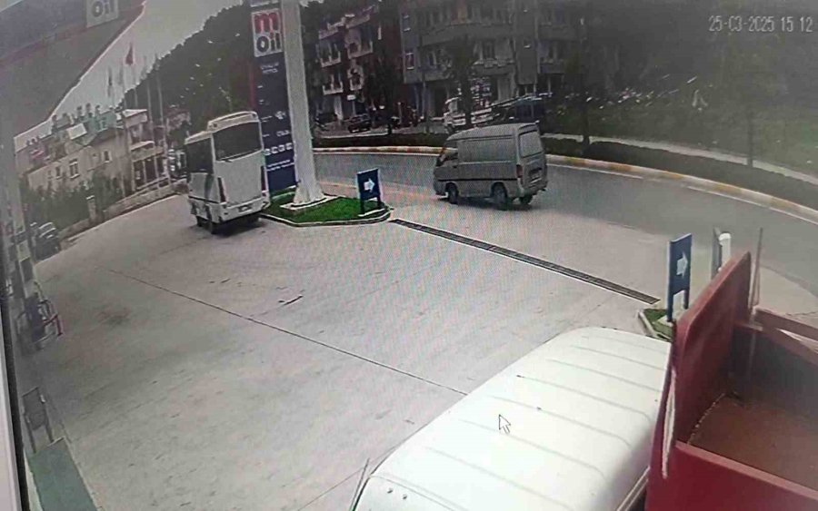 Manavgat’ta Kamyonet Palmiyeye Çarptı: 1 Yaralı