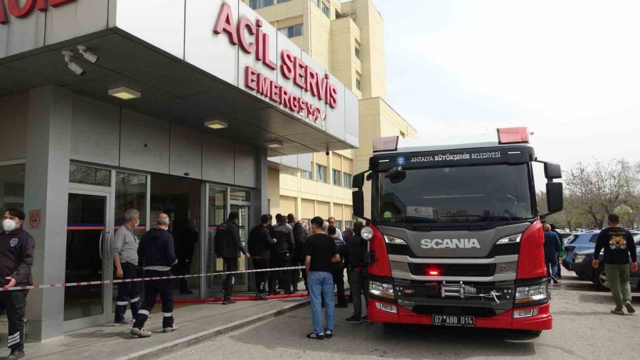 Akdeniz Üniversitesi Tıp Fakültesi Hastanesi’nde Yangında Tahliyeler Devam Ediyor