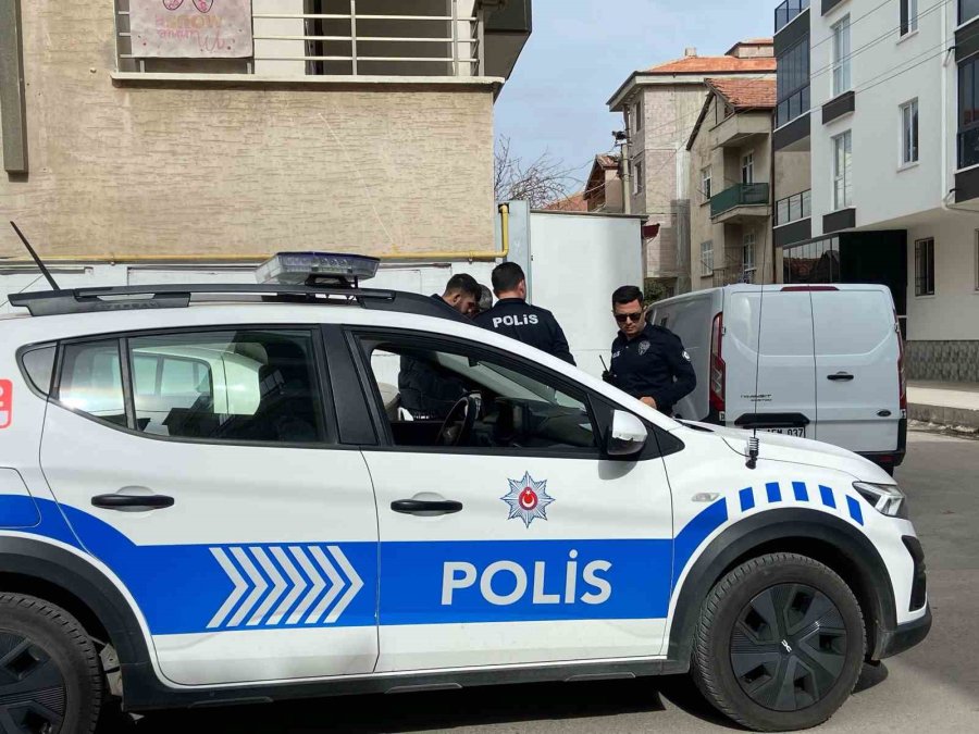 Aksaray Sokaklarında Devriye Gezen Polis Kuş Uçurmuyor