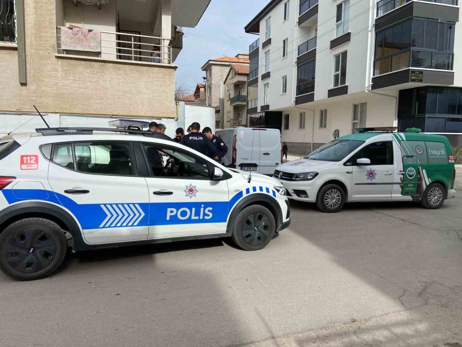 Aksaray Sokaklarında Devriye Gezen Polis Kuş Uçurmuyor