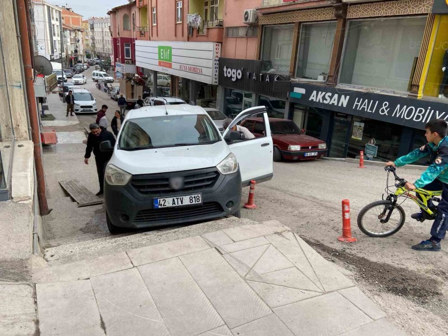 Geri Manevra Yapan Hafif Ticari Araç Yokuştaki Merdivenli Kaldırıma Düştü