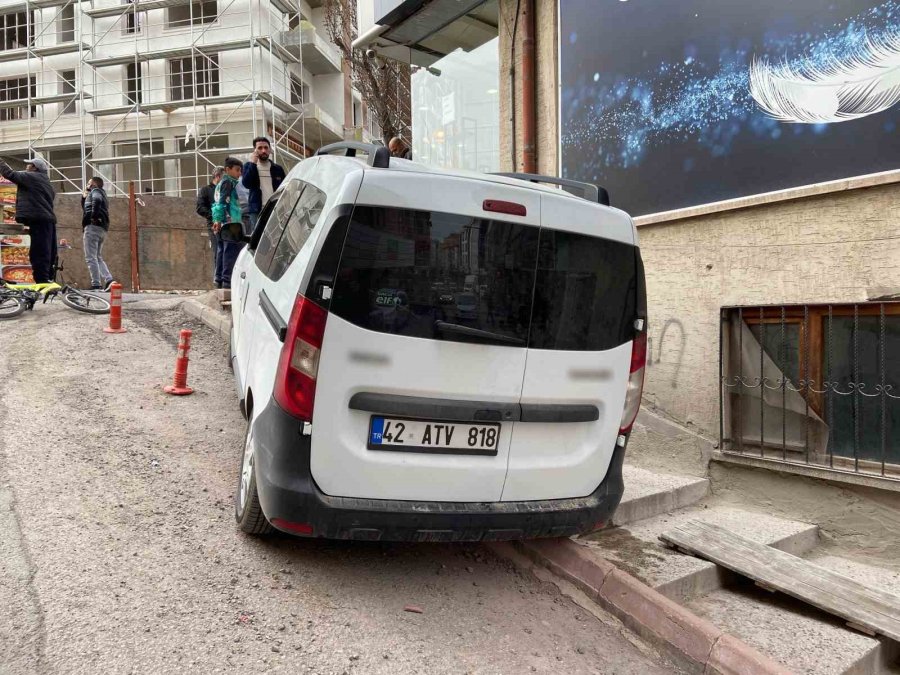 Geri Manevra Yapan Hafif Ticari Araç Yokuştaki Merdivenli Kaldırıma Düştü