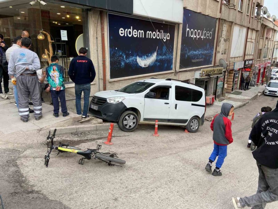 Geri Manevra Yapan Hafif Ticari Araç Yokuştaki Merdivenli Kaldırıma Düştü