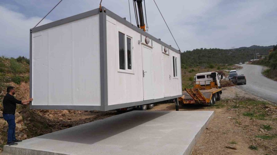 Zor Şartlar Altında Yaşayan Vatandaşa Konteyner Ev Hediye Edildi
