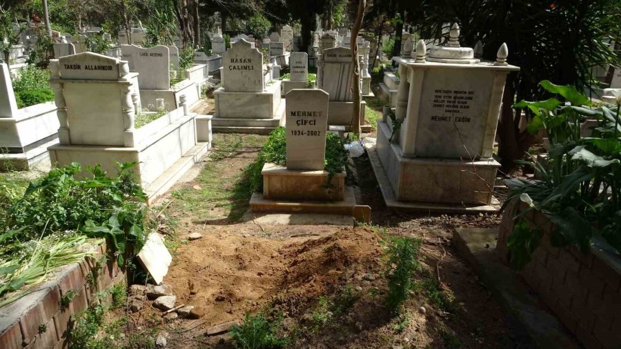 Annesinin Mezarında ’rüzgar Gülü’ Görünce Şüphelendi, Toprağı Kazınca Dehşete Düştü