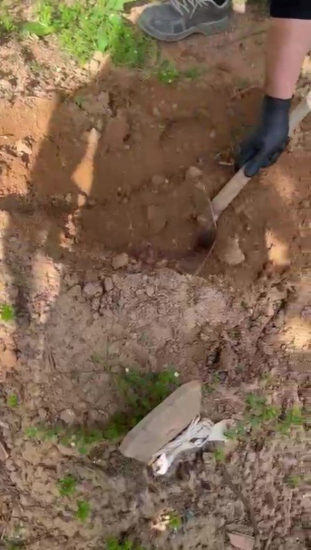 Annesinin Mezarında ’rüzgar Gülü’ Görünce Şüphelendi, Toprağı Kazınca Dehşete Düştü