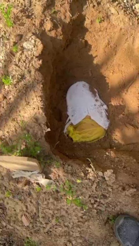 Annesinin Mezarında ’rüzgar Gülü’ Görünce Şüphelendi, Toprağı Kazınca Dehşete Düştü