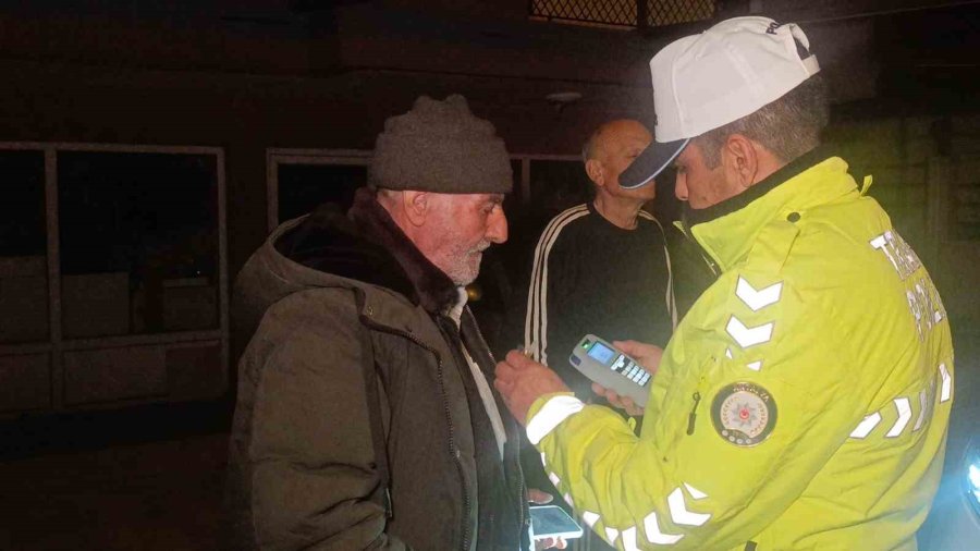 Ehliyetsiz Elektrikli Bisiklet Otomobile Çarptı: 1 Yaralı