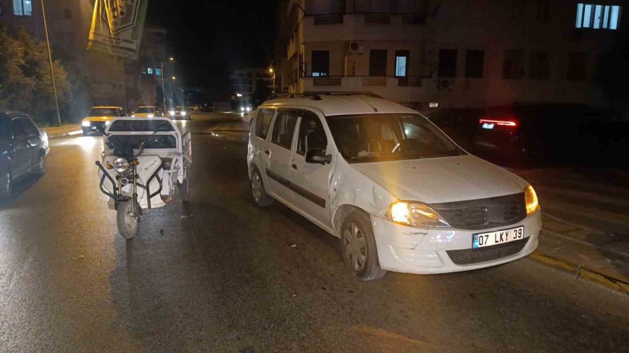 Ehliyetsiz Elektrikli Bisiklet Otomobile Çarptı: 1 Yaralı
