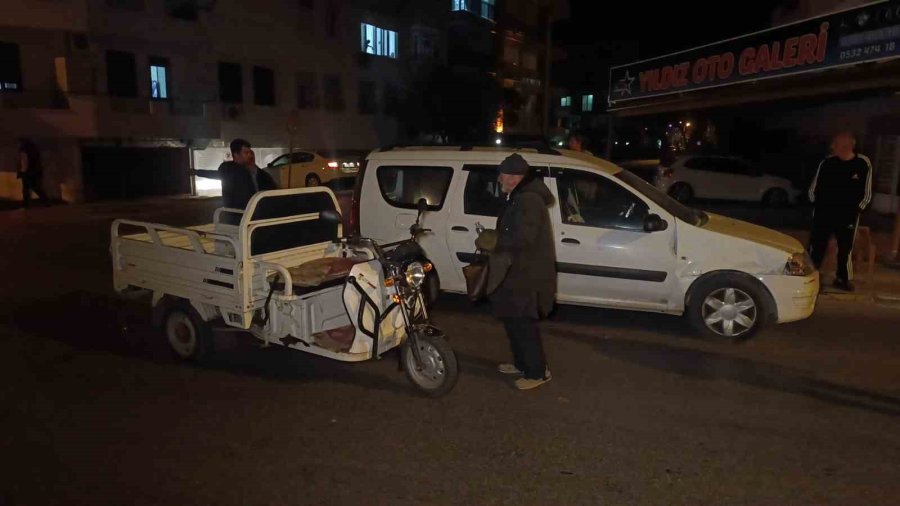 Ehliyetsiz Elektrikli Bisiklet Otomobile Çarptı: 1 Yaralı