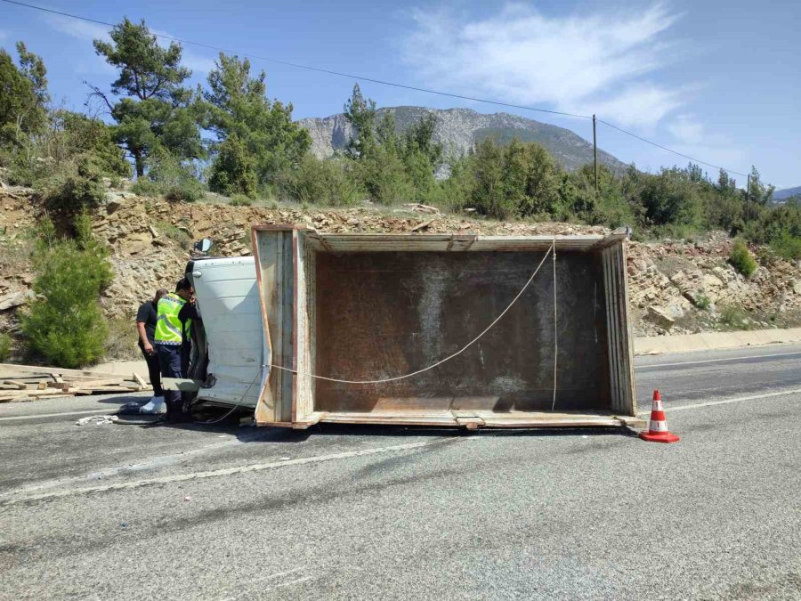 Antalya’da İnşaat Malzemesi Yüklü Kamyonet Devrildi: 2 Yaralı