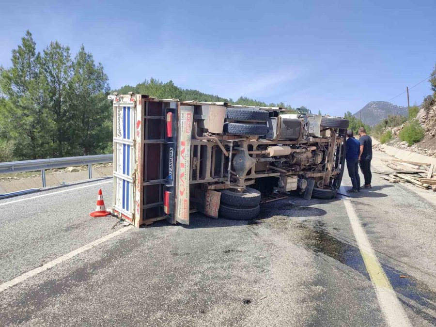 Antalya’da İnşaat Malzemesi Yüklü Kamyonet Devrildi: 2 Yaralı