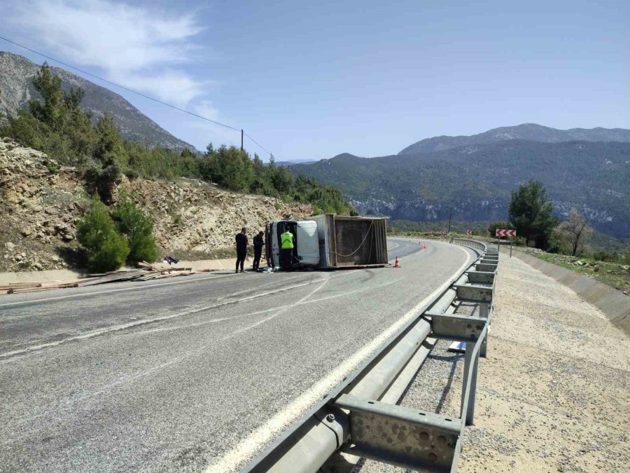 Antalya’da İnşaat Malzemesi Yüklü Kamyonet Devrildi: 2 Yaralı