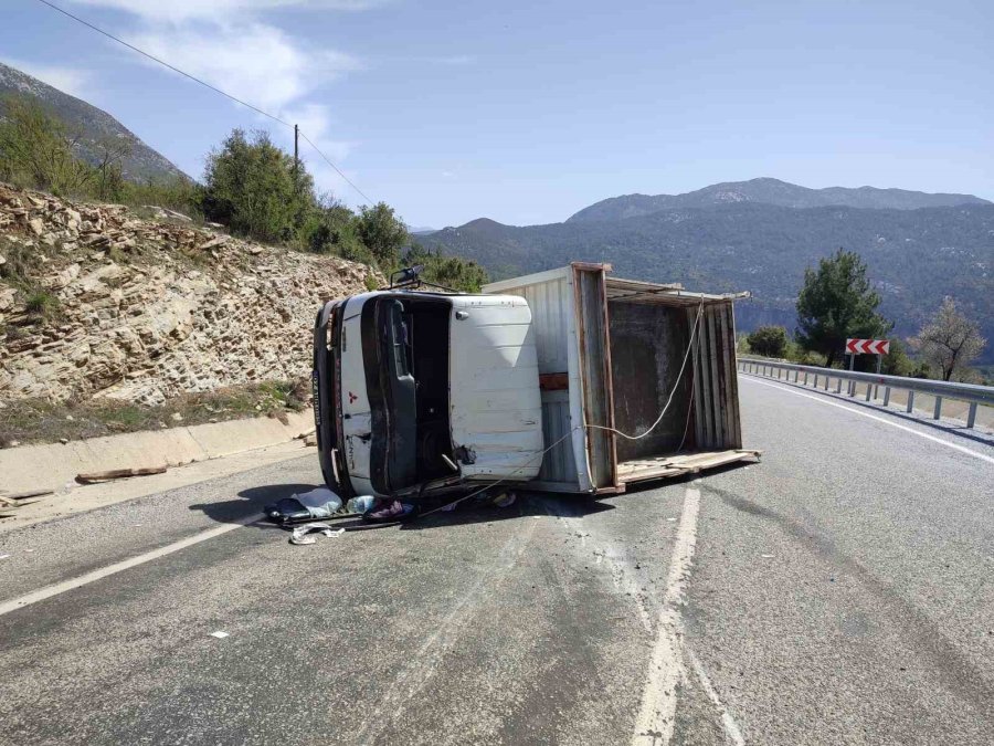 Antalya’da İnşaat Malzemesi Yüklü Kamyonet Devrildi: 2 Yaralı