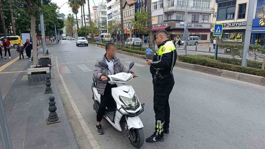 Denetime Takılınca ‘ehliyetimi Evde Unuttum’ Dedi, Olmadığı Ortaya Çıkınca Da ‘kardeşimin Var’ Dedi