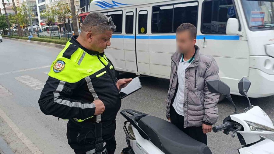 Denetime Takılınca ‘ehliyetimi Evde Unuttum’ Dedi, Olmadığı Ortaya Çıkınca Da ‘kardeşimin Var’ Dedi