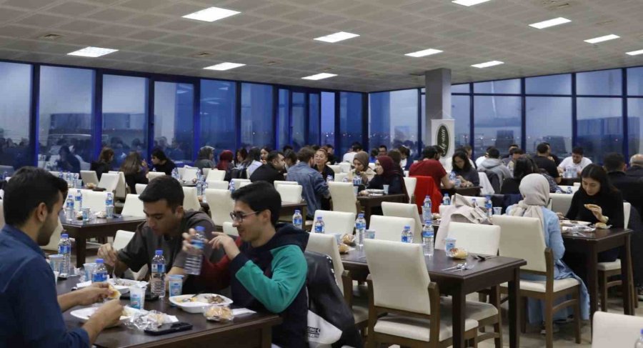 Tarım Bilimleri Fakültesi Öğrencileri İle Akademik Ve İdari Personel İftarda Bir Araya Geldi