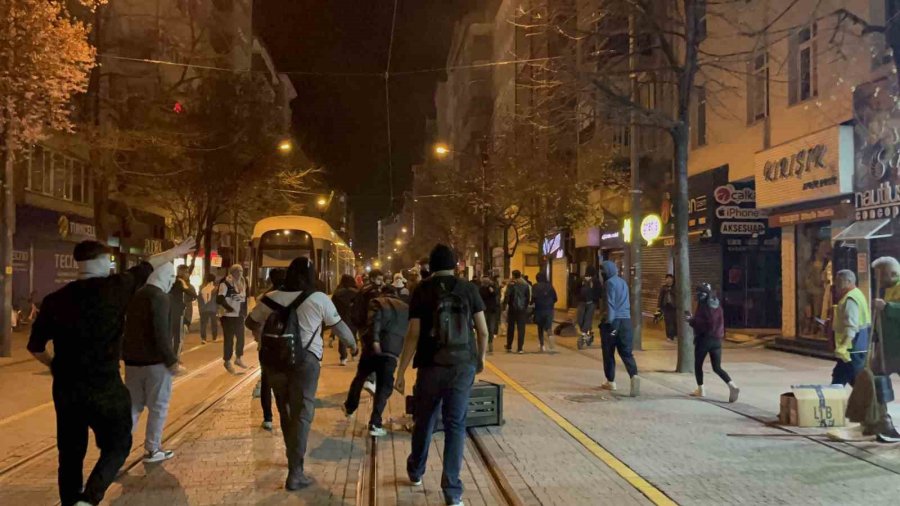 Yürüyüş Sonrası Olaysız Dağılan Gruptan Ayrılıp Trafiği Engellediler