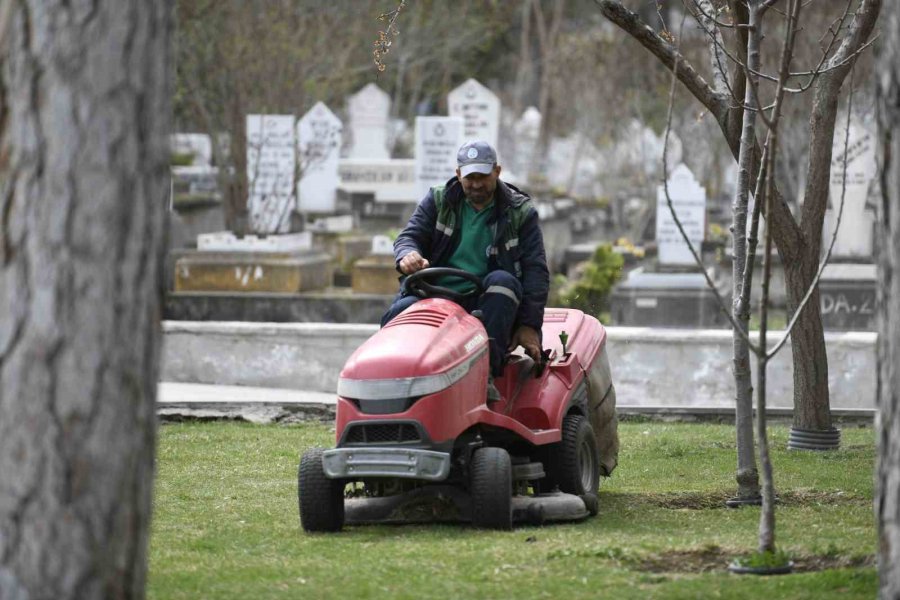 Mezarlıklarda Bayram Hazırlığı