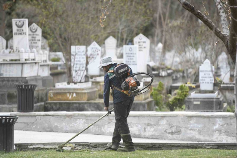 Mezarlıklarda Bayram Hazırlığı