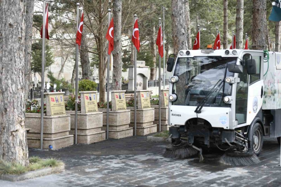 Mezarlıklarda Bayram Hazırlığı