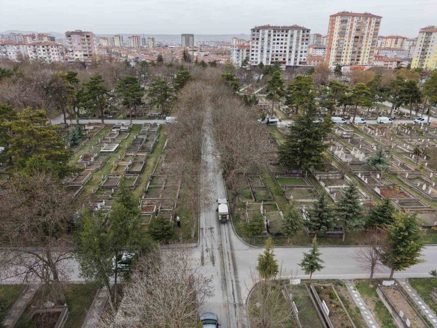 Mezarlıklarda Bayram Hazırlığı