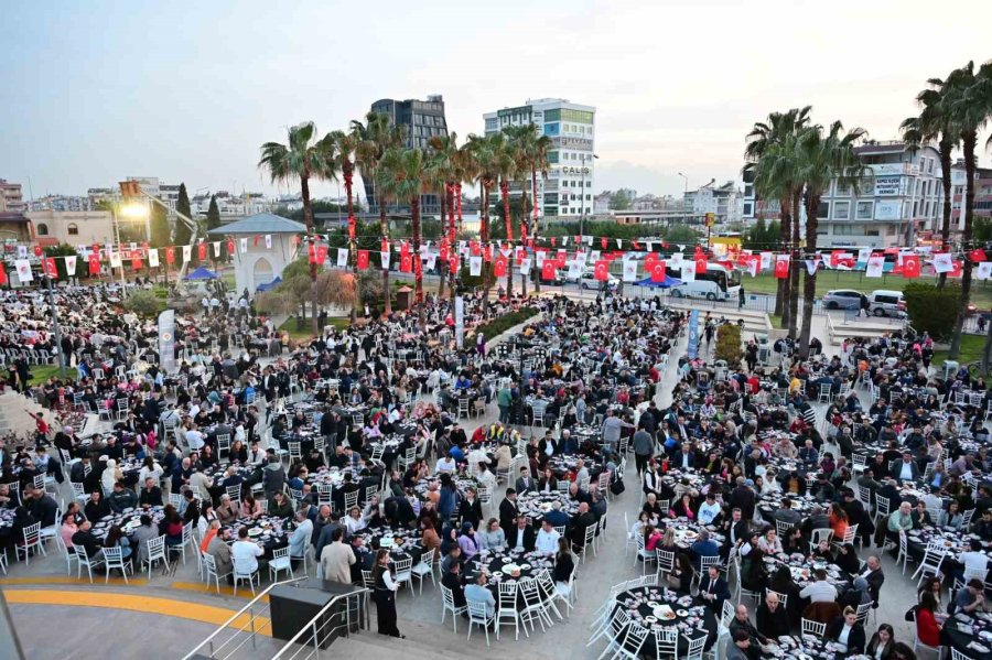 Kepez Belediyesi Kadir Gecesi’nde İftarda Buluştu