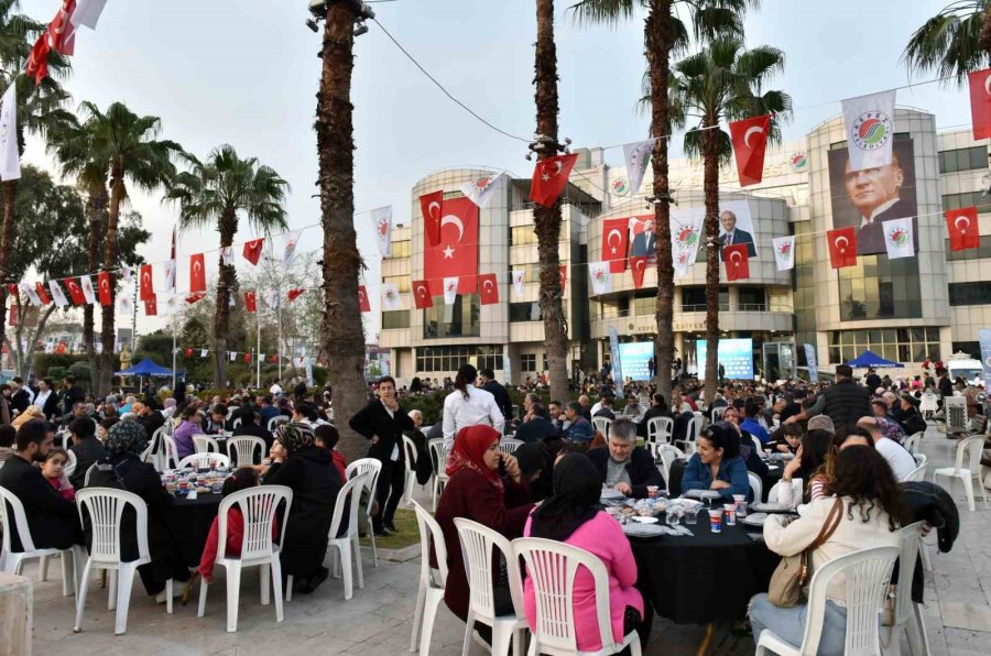 Kepez Belediyesi Kadir Gecesi’nde İftarda Buluştu