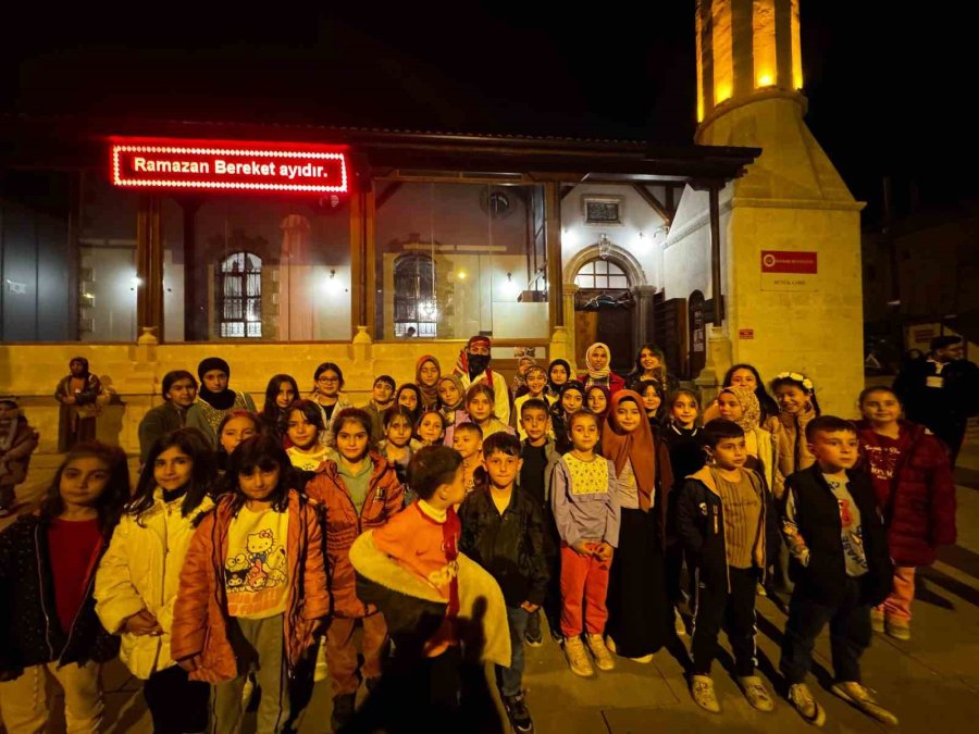 Bozkır’da Çocuklara Teravih Namazı Sonrası Geleneksel Ramazan Eğlencesi