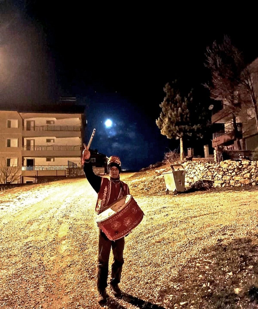 Mahalle Sakinlerini 39 Yıldır Manileriyle Sahura Kaldırıyor