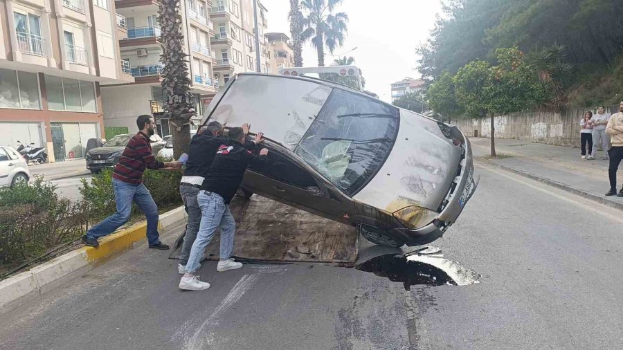 Virajı Alamayan Otomobil Takla Attı, Sürücü Yaralandı