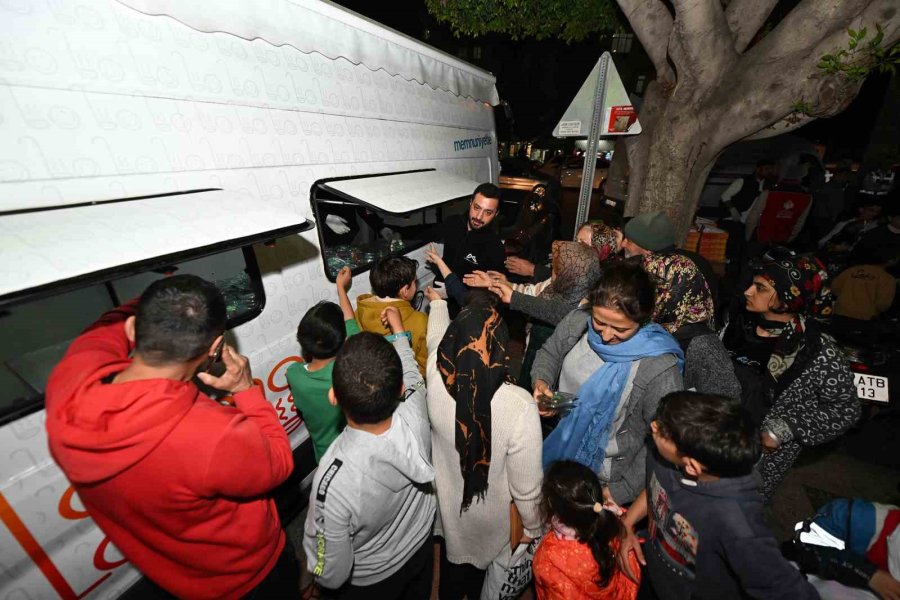 Kadir Gecesi’nde 10 Bin Lokma Tatlısı Dağıtıldı