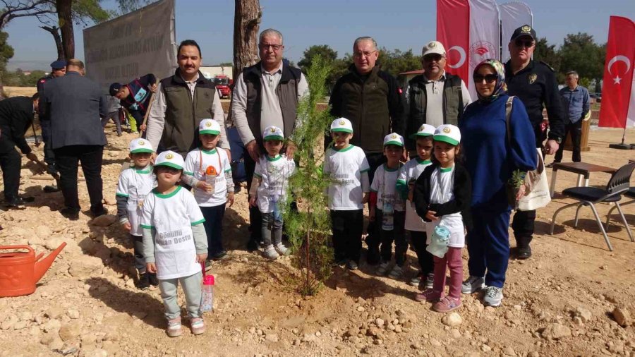 Orman Bilinci Aşılanan Minikler Fidan Dikti