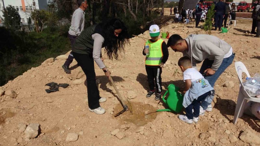 Orman Bilinci Aşılanan Minikler Fidan Dikti