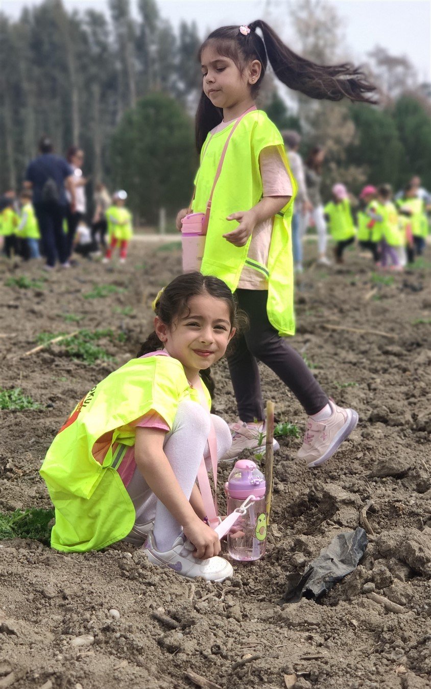 Tarsus’ta Çocuklar Okaliptüs Fidanlarını Toprakla Buluşturdu