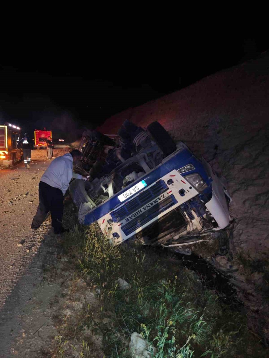 Ölüm Virajı Yine Can Aldı: Tır Hurdaya Döndü, Sürücü Hayatını Kaybetti
