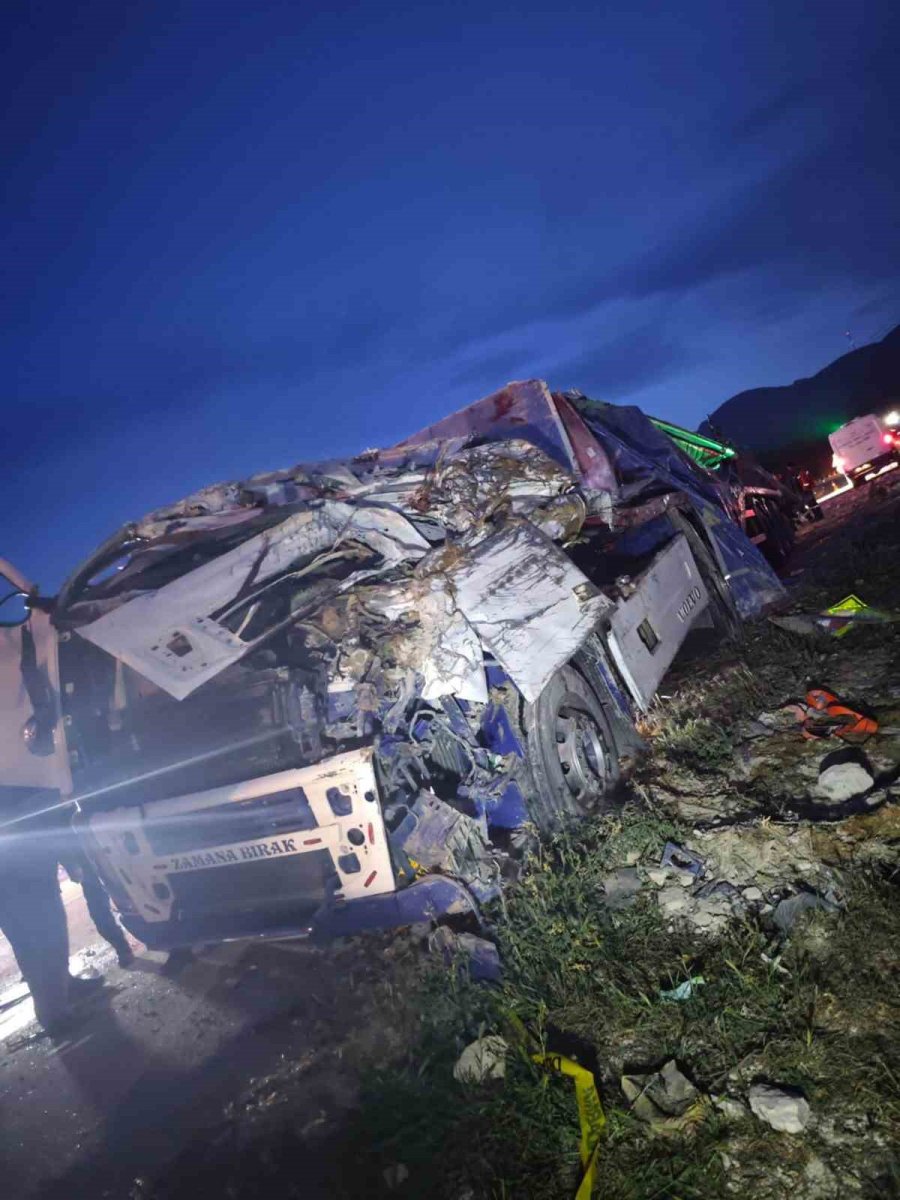 Ölüm Virajı Yine Can Aldı: Tır Hurdaya Döndü, Sürücü Hayatını Kaybetti