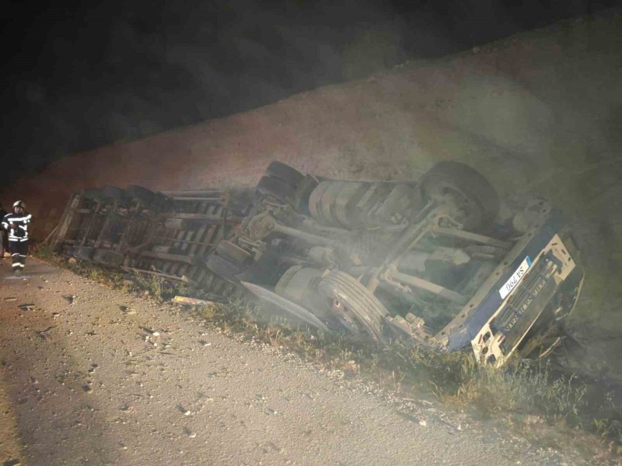 Ölüm Virajı Yine Can Aldı: Tır Hurdaya Döndü, Sürücü Hayatını Kaybetti