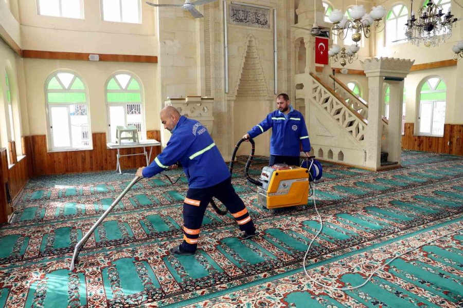 Akdeniz’de Camiler Bayrama Hazır