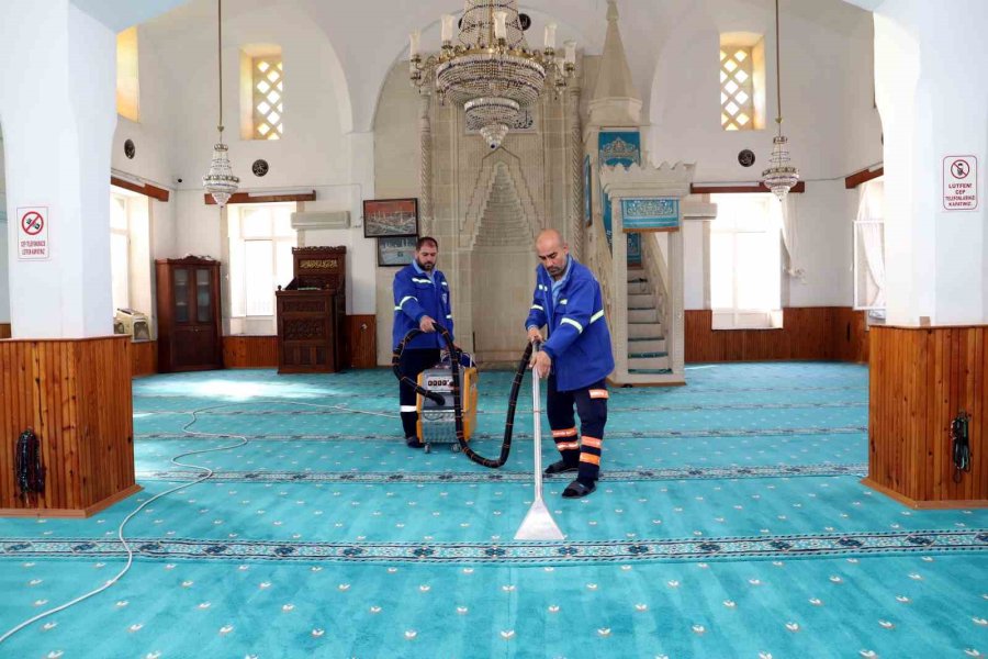 Akdeniz’de Camiler Bayrama Hazır