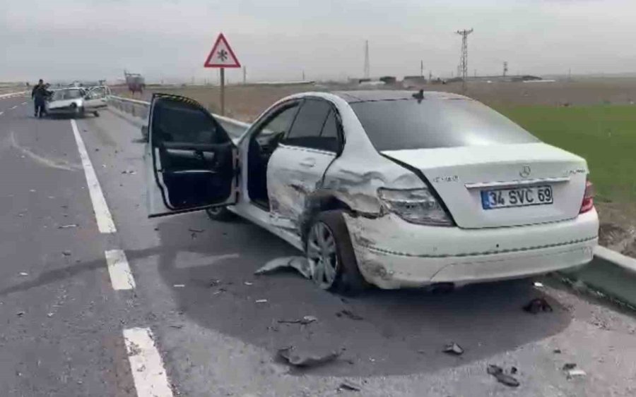 Aksaray’da Çarpışan Otomobillerden Birinin Tekeri Koptu: 3 Yaralı